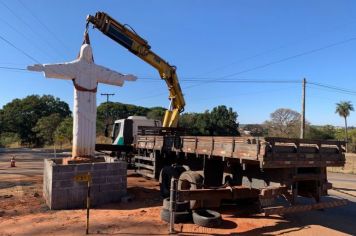Prefeitura instala réplica do Cristo Redentor no popular 